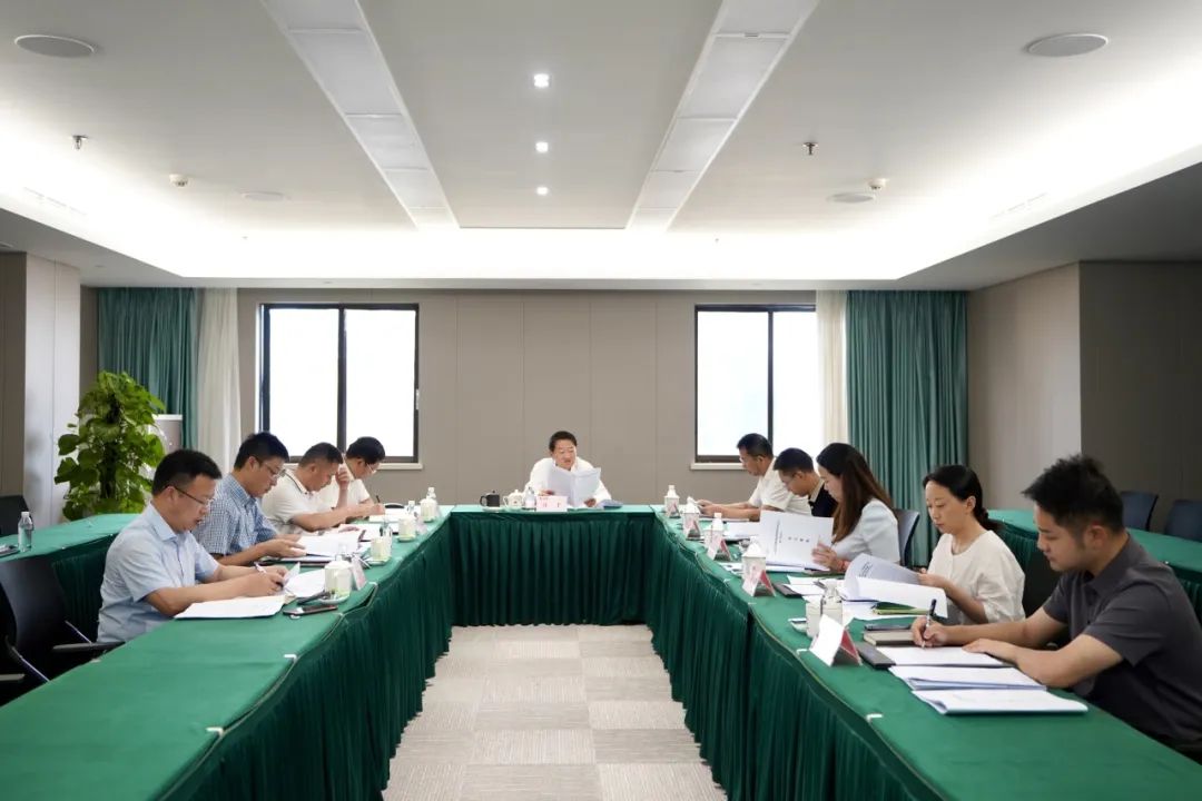 省尊龙凯时集团党委书记、董事长任丁主持尊龙凯时党校第2ci校务委yuan会聚会会议